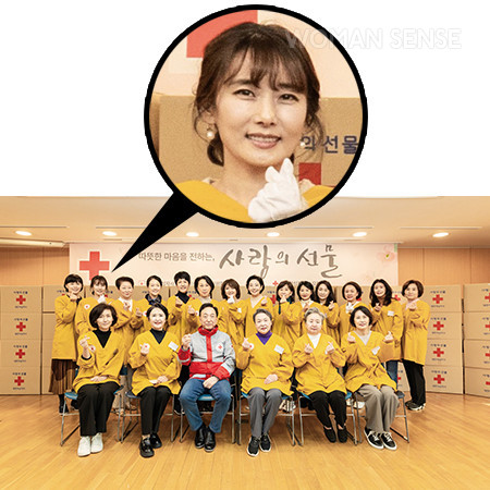 진은정 변호사를 포함한 국무위원 부인들이 2023년 11월 대한적십자사 행사에서 기념사진을 찍고 있다.<BR>